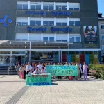 Grupo de trabajadores protestando frente al Hospital Donostia