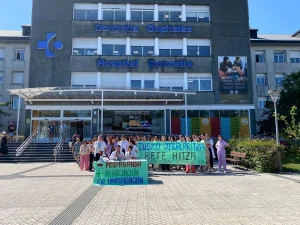 Grupo de trabajadores protestando frente al Hospital Donostia