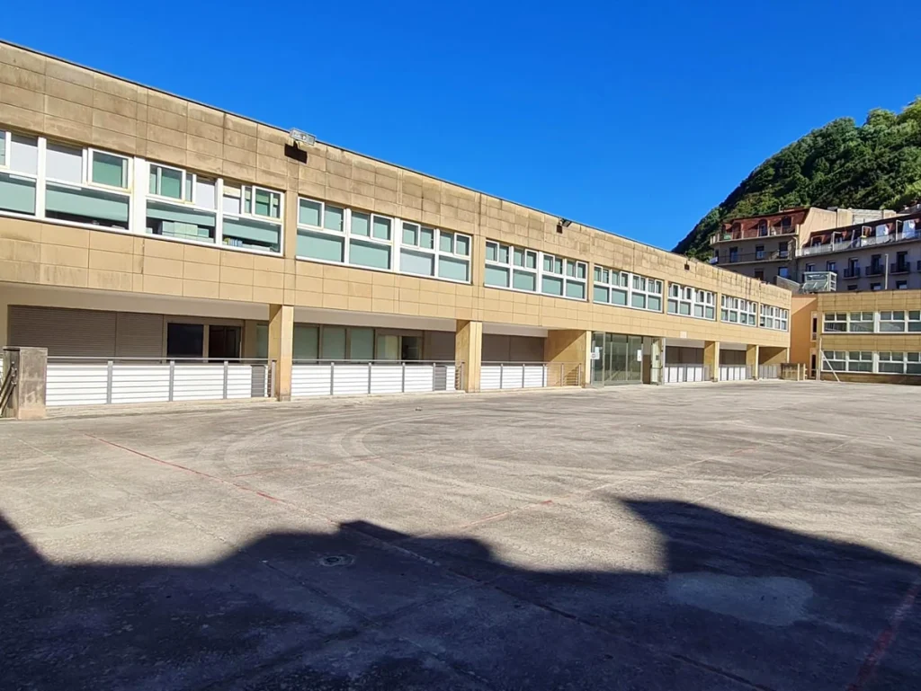 Fachada del IES Xabier Zubiri Manteo bajo un cielo azul
