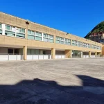 Fachada del IES Xabier Zubiri Manteo bajo un cielo azul