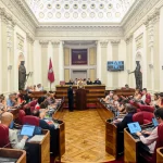 Sala del pleno foral con representantes y pantallas en la Diputación Foral de Araba