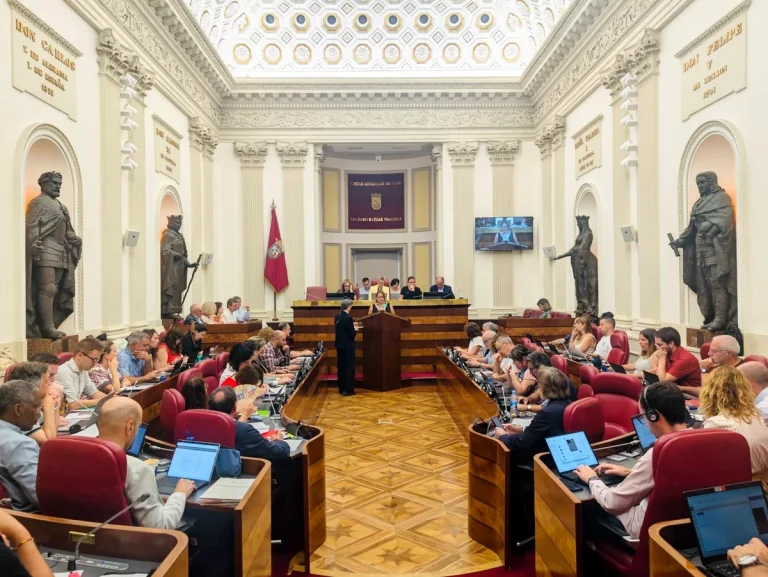 Sala del pleno foral con representantes y pantallas en la Diputación Foral de Araba