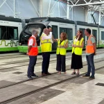 Grupo de personas en un taller de tranvías en Vitoria-Gasteiz