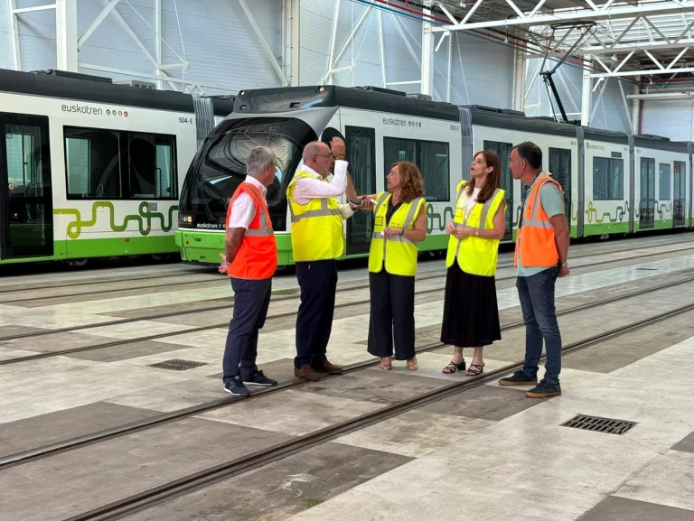 Grupo de personas en un taller de tranvías en Vitoria-Gasteiz