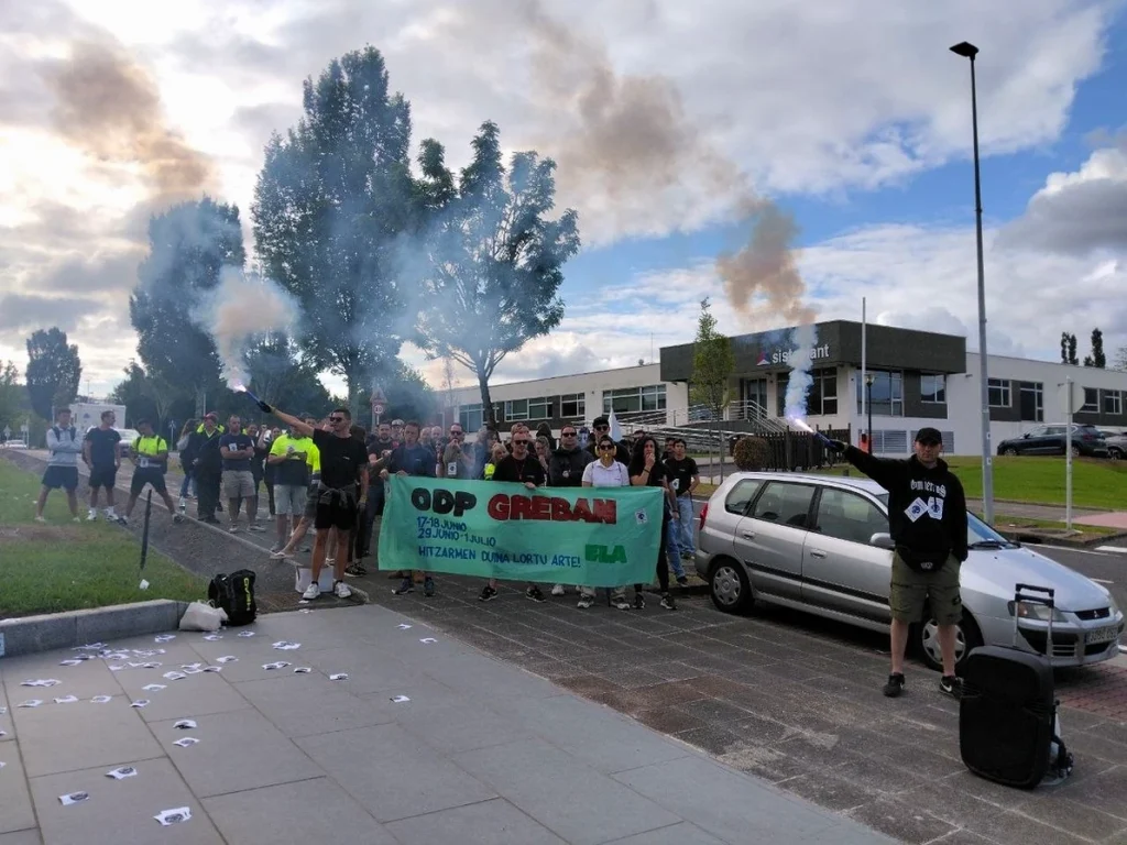 Protesta de trabajadores con pancarta en Ormazabal