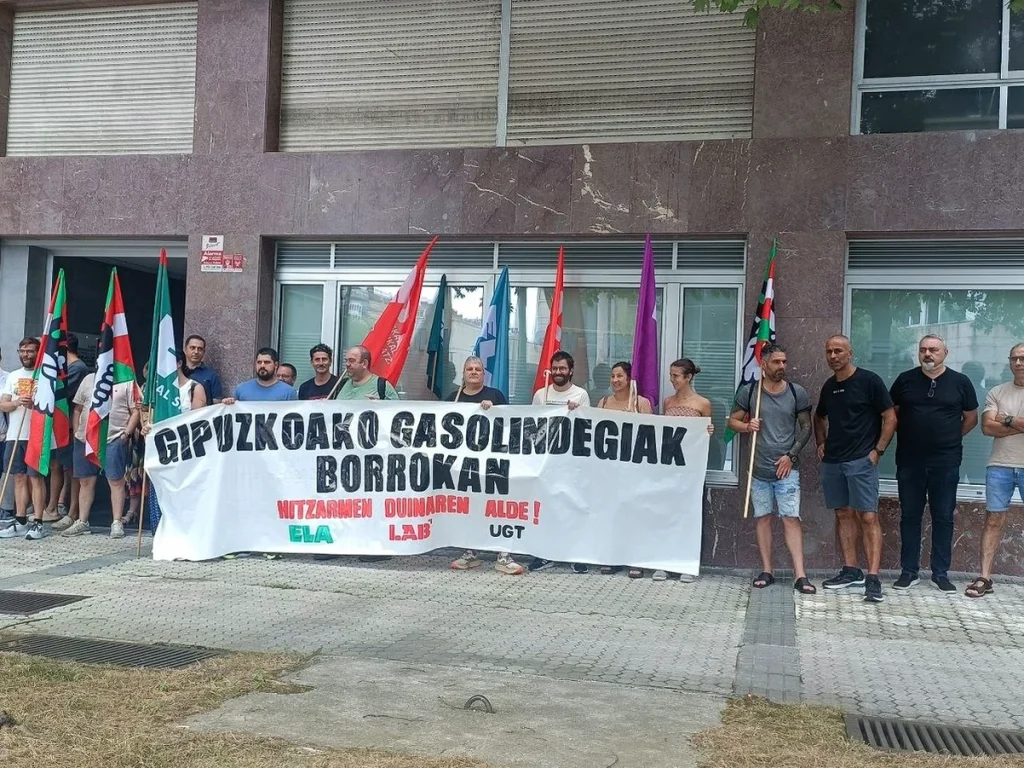 Protesta con pancarta de ELA y banderas en la calle.