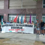 Protesta con pancarta de ELA y banderas en la calle.