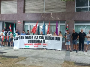 Protesta con pancarta de ELA y banderas en la calle.