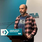 Hombre con camisa de cuadros en conferencia de ELA
