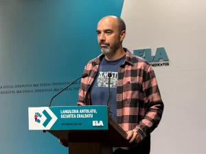 Hombre con camisa de cuadros en conferencia de ELA