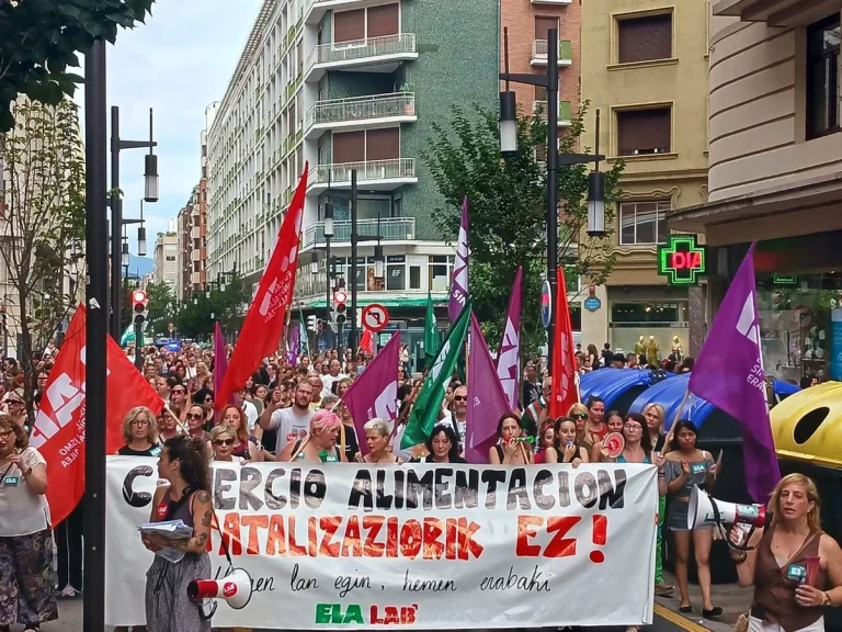 Manifestación con pancarta contra el convenio estatal de comercio