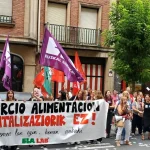 Manifestación con pancarta contra la estatalización laboral en comercio alimentario
