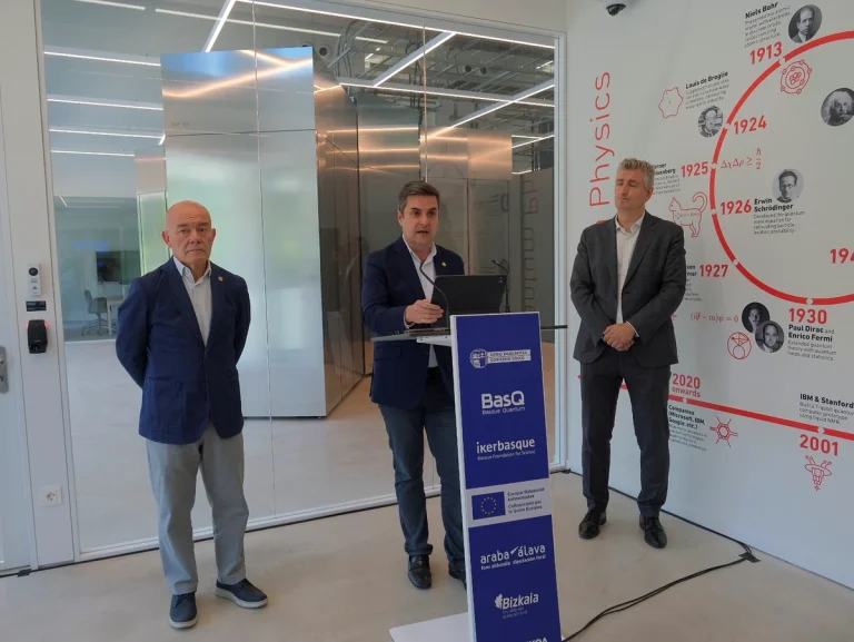 Tres personas en un evento sobre computación cuántica en Donostia.