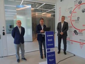 Tres hombres en un evento sobre computación cuántica en Donostia