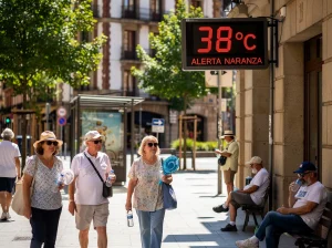 Personas caminando por la calle con 38 ºC en un cartel