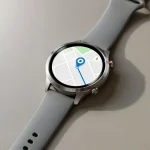 Reloj inteligente con pantalla de geolocalización activa.