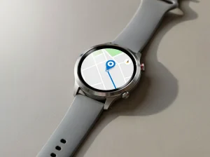 Reloj inteligente con pantalla de geolocalización activa.