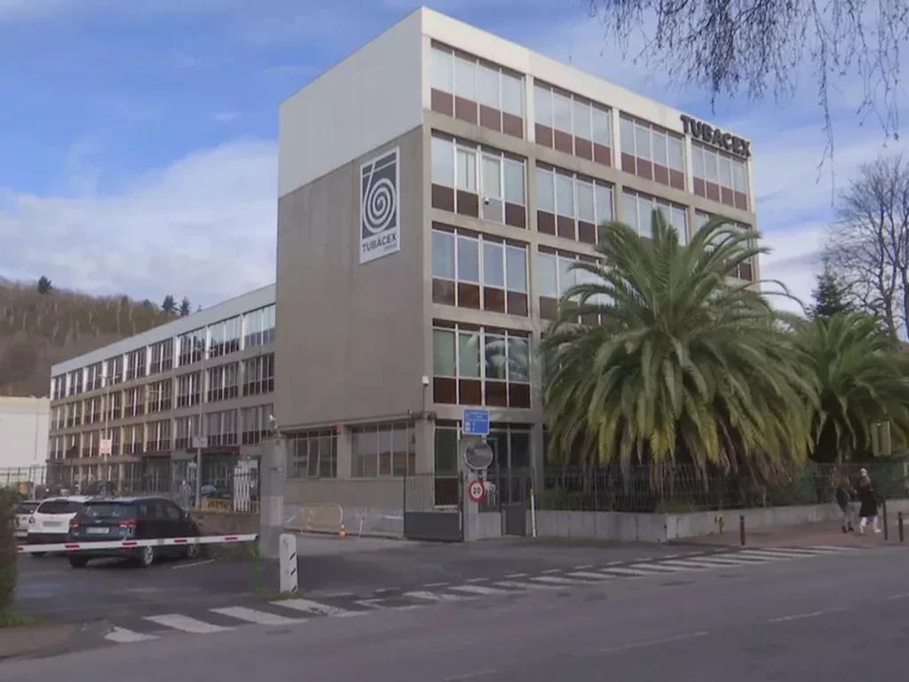 Edificio de Tubacex con palmeras y cielo despejado.
