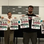 Cuatro personas sosteniendo carteles de huelga en una conferencia