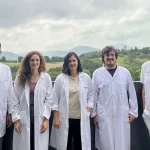 Grupo de investigadores en laboratorio con batas blancas
