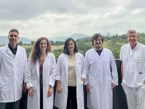 Grupo de investigadores en laboratorio con batas blancas