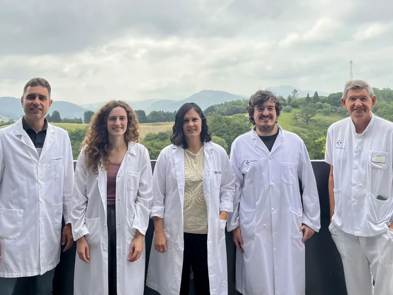 Grupo de investigadores en laboratorio con batas blancas