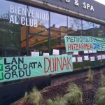 Carteles en la fachada de un club con mensajes de protesta