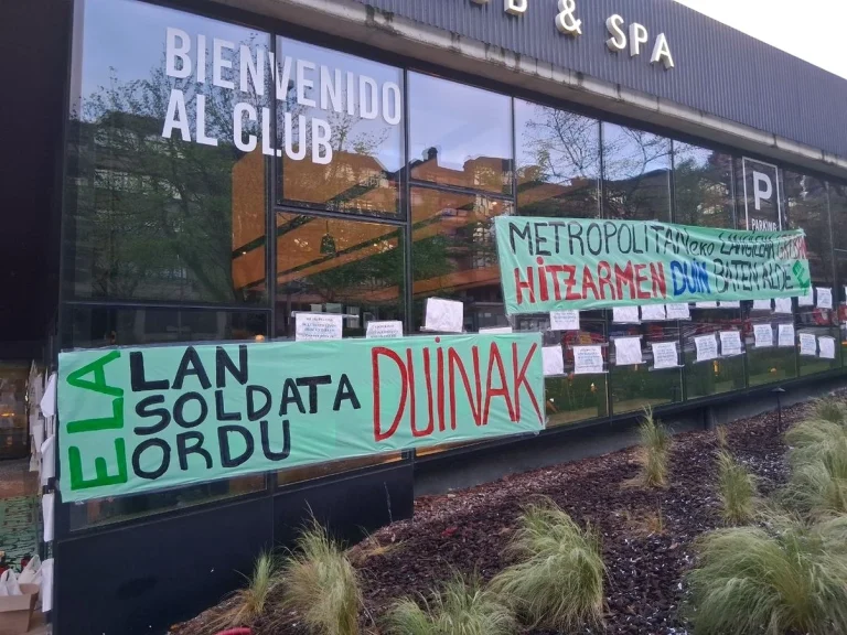 Carteles en la fachada de un club con mensajes de protesta