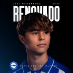 Izei Hernández, joven delantero del Deportivo Alavés, con fondo oscuro.