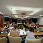 Reunión de personas en una mesa de trabajo en una sala de conferencias