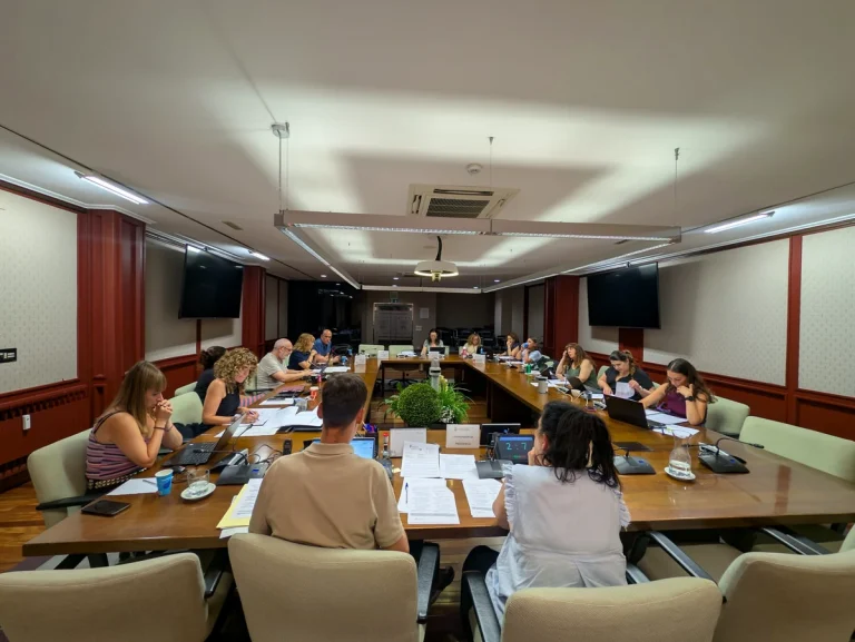 Reunión de personas en una mesa de trabajo en una sala de conferencias