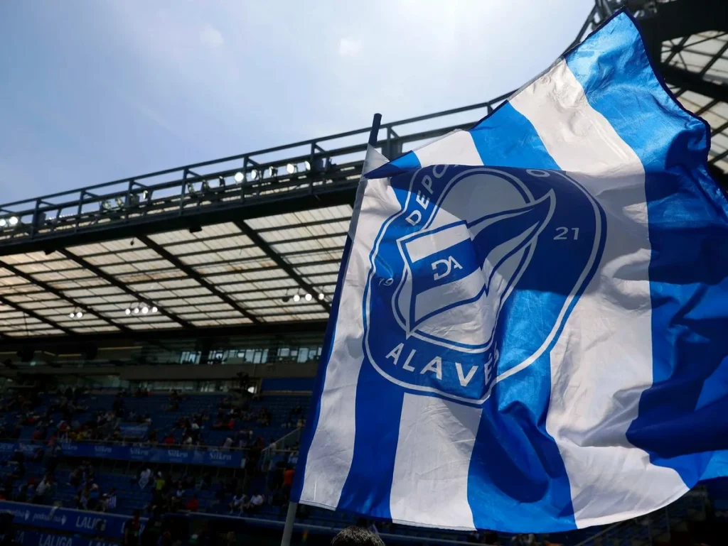 Bandera del Deportivo Alavés ondeando en el estadio Mendizorrotza