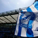 Bandera del Deportivo Alavés ondeando en el estadio Mendizorrotza