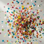 Confeti de colores en el aire, creando un ambiente festivo.