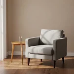 Sillón gris junto a una mesa de madera en una habitación iluminada