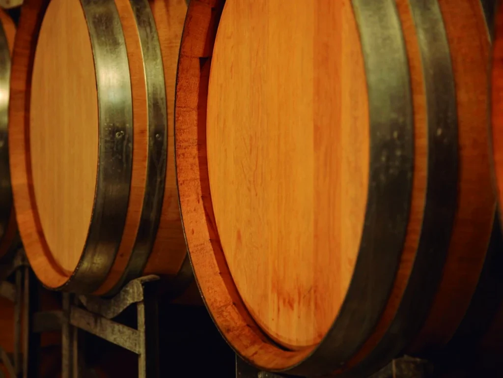 Barricas de madera en una bodega de vino