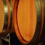 Barricas de madera en una bodega de vino