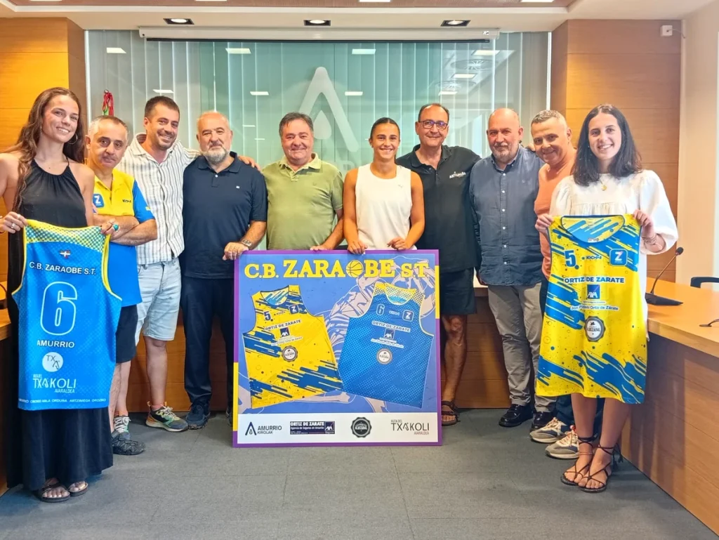 Miembros del Club de Baloncesto Zaraobe presentan su proyecto deportivo.