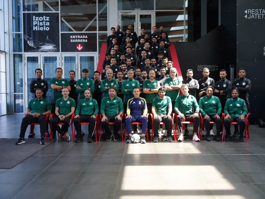 Grupo de 45 árbitros saudíes en Vitoria-Gasteiz durante su pretemporada.