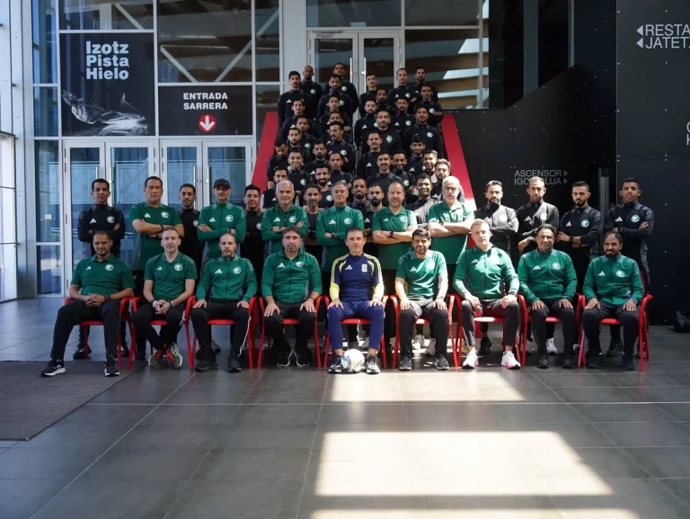 Grupo de 45 árbitros saudíes en Vitoria-Gasteiz durante su pretemporada.