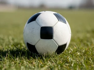 Balón de fútbol sobre un campo de hierba verde