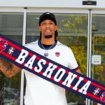 A.J. Lawson sosteniendo una bufanda del Baskonia en Vitoria-Gasteiz