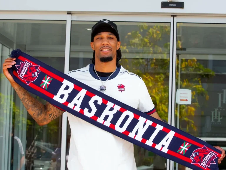 A.J. Lawson sosteniendo una bufanda del Baskonia en Vitoria-Gasteiz