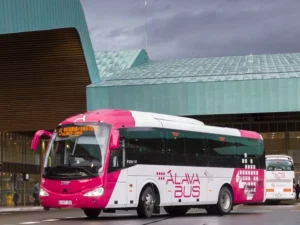 Autobús de Alavabus en una estación moderna