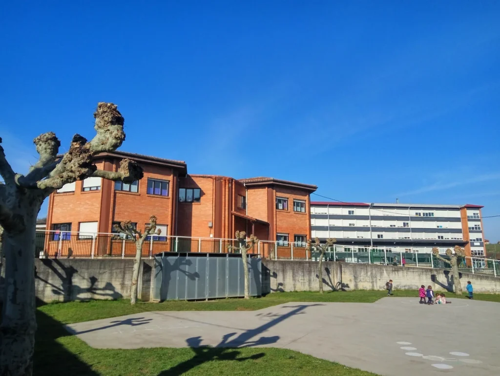 Edificio de la biblioteca Mendiko Eskola con cielo azul