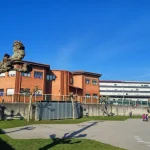 Edificio de la biblioteca Mendiko Eskola con cielo azul