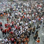 Multitud de personas celebrando en las calles durante las fiestas
