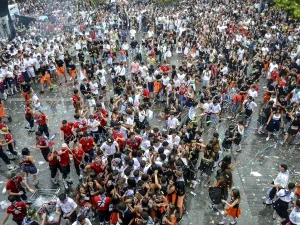 Multitud de personas celebrando en las calles durante las fiestas