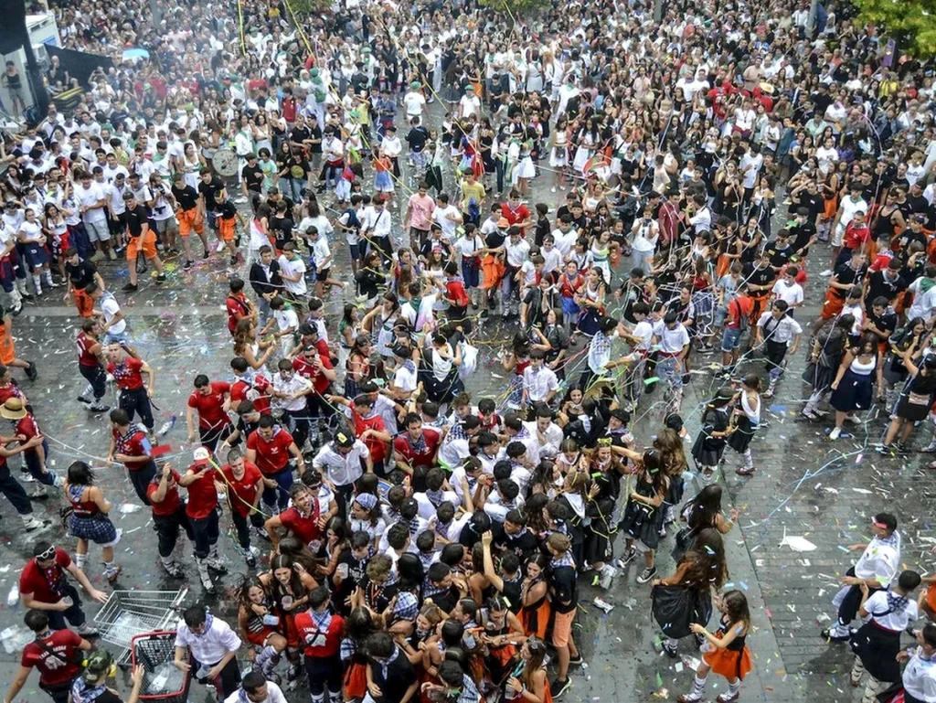 Multitud de personas celebrando en las calles durante una fiesta
