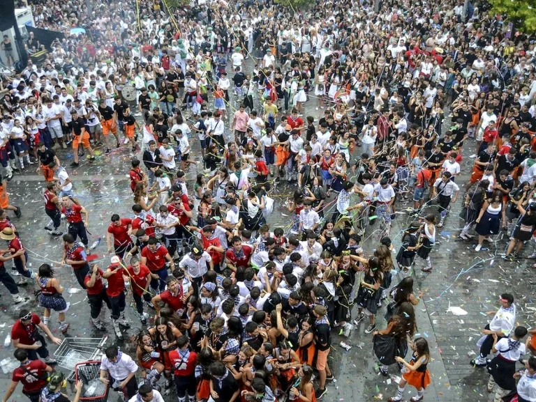 Multitud de personas celebrando en las calles durante una fiesta